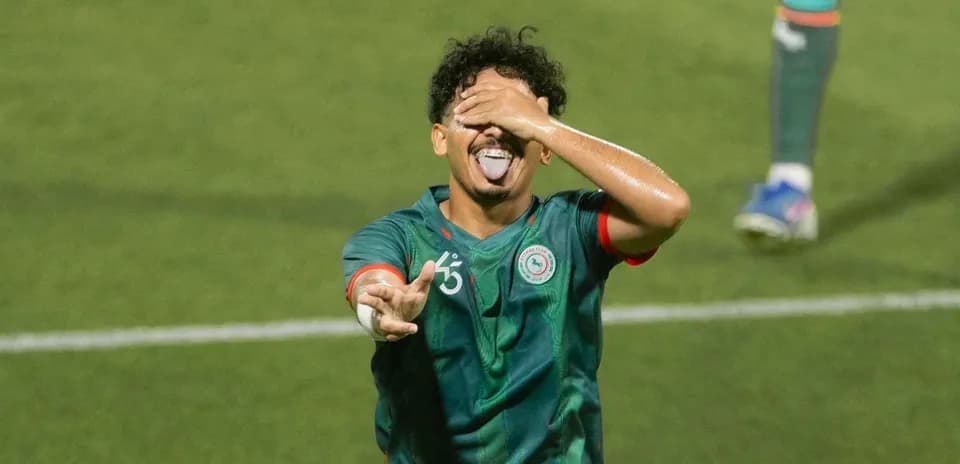 Joueur célébrant avec un geste après un but