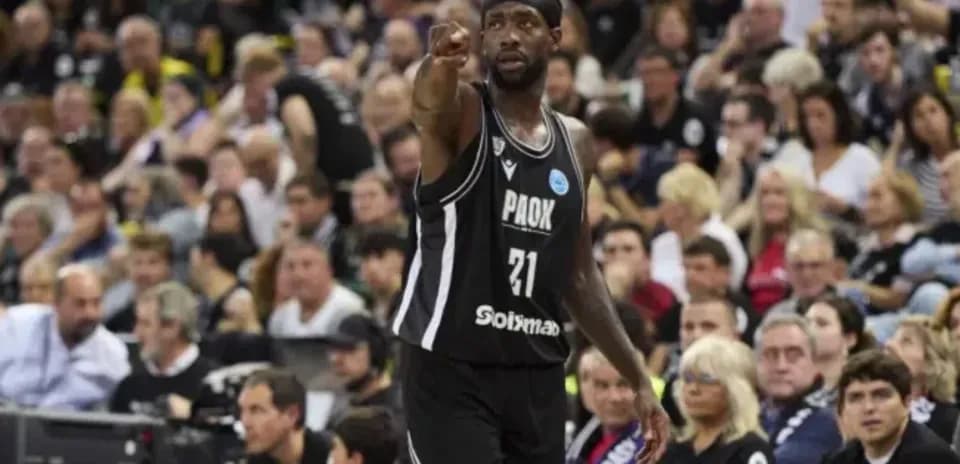 Joueur de basket montrant le public lors du match