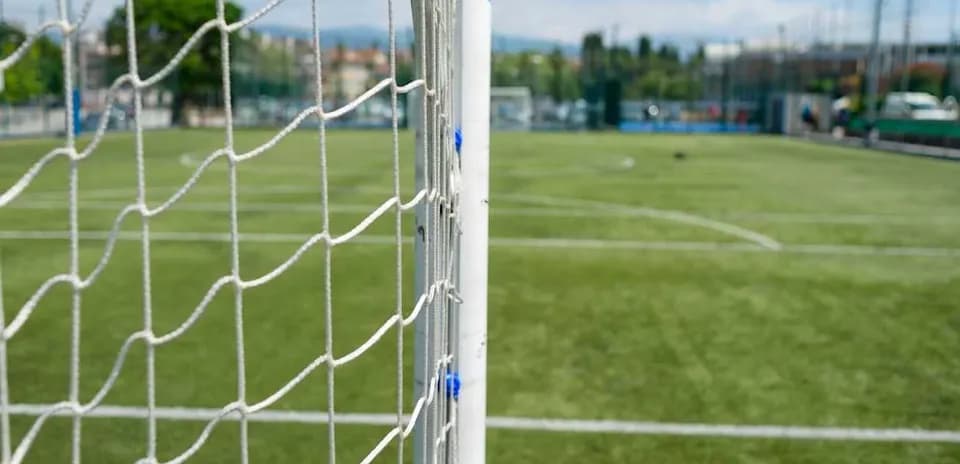 Vue rapprochée d'un but sur un terrain de football