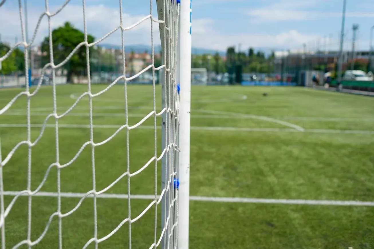 Vue rapprochée d'un but sur un terrain de football