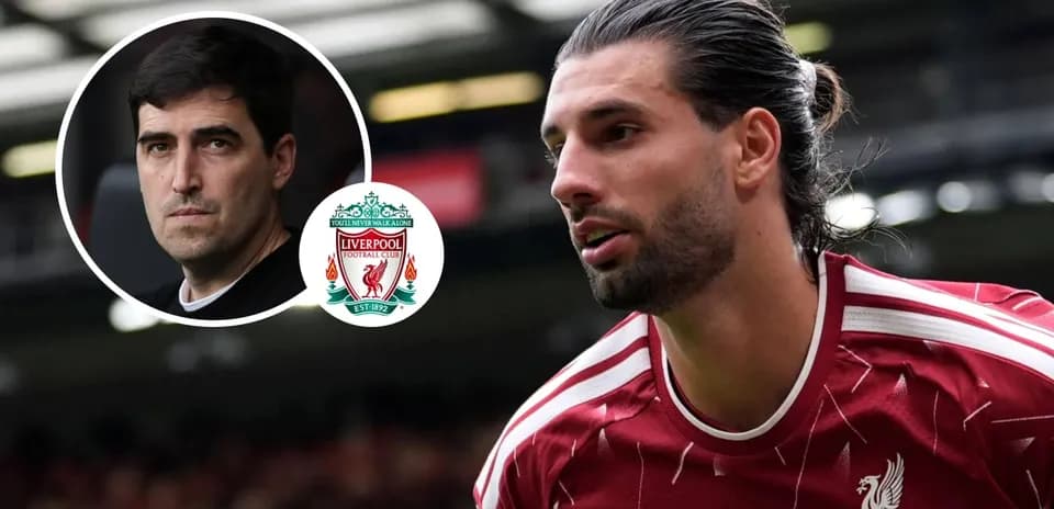 Joueur de Liverpool avec entraîneur en arrière-plan