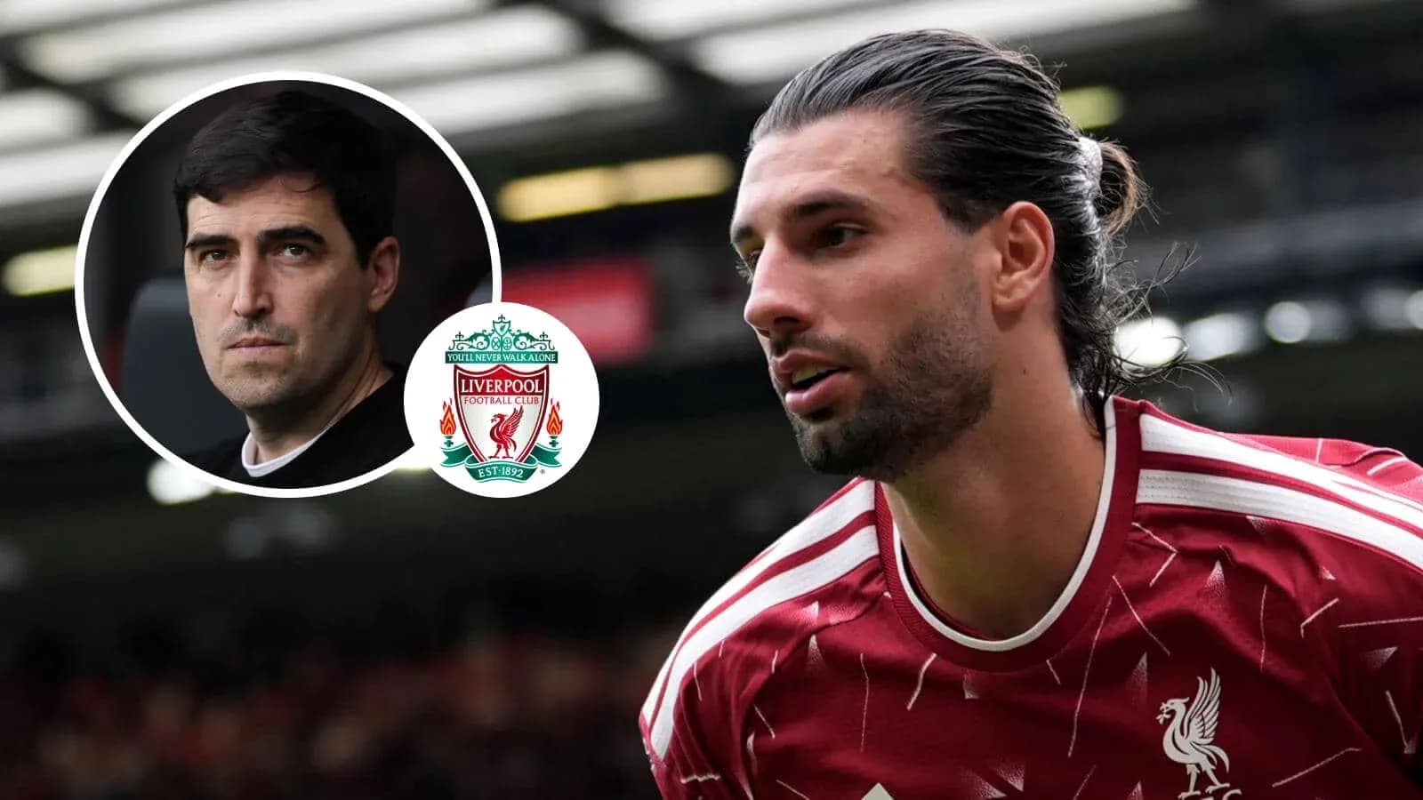 Joueur de Liverpool avec entraîneur en arrière-plan