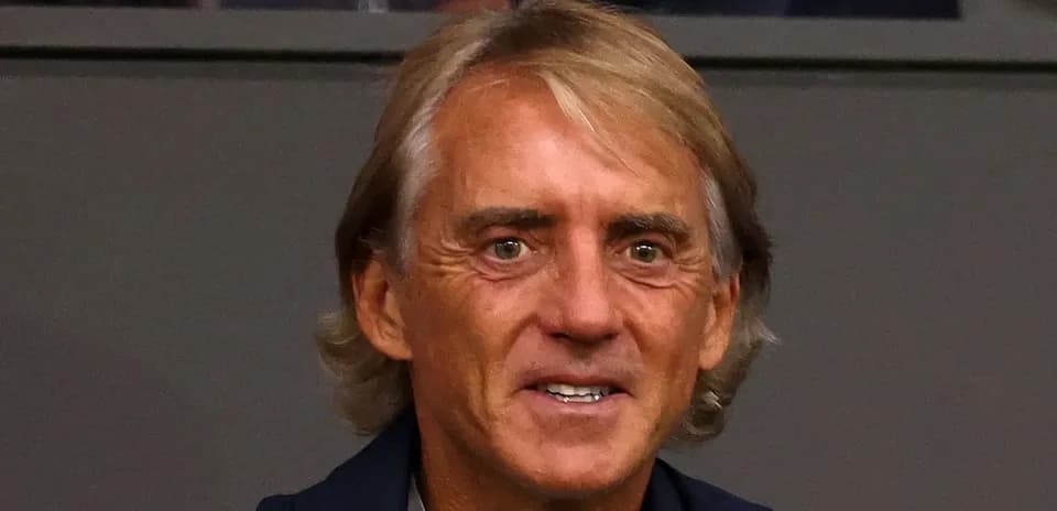 Entraîneur souriant lors d'un événement sportif