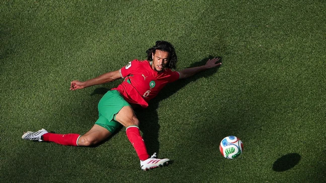 Joueur marocain étendu sur le terrain avec ballon