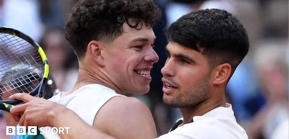 Joueurs de tennis s'embrassant après le match