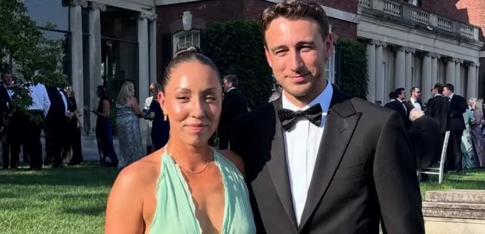 Un couple posant lors d'un événement en extérieur