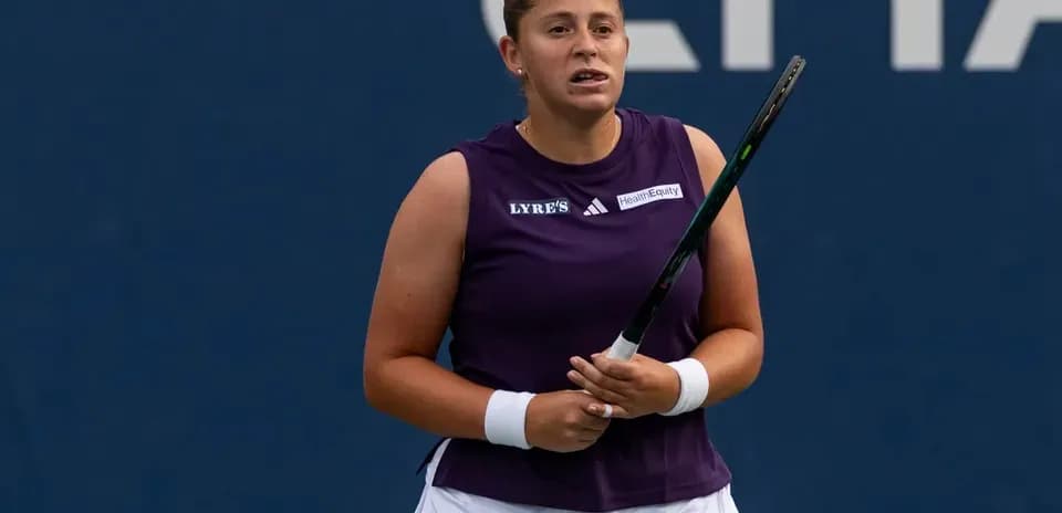 Joueuse de tennis tenant une raquette sur le court