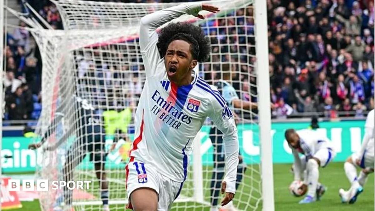 Joueur de l'OL célébrant un but au stade