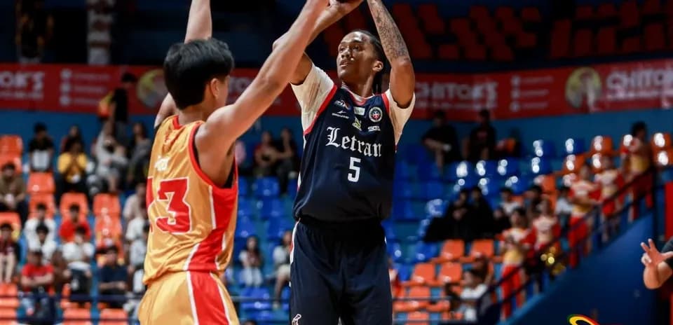 Joueur de Letran lançant le ballon au basket