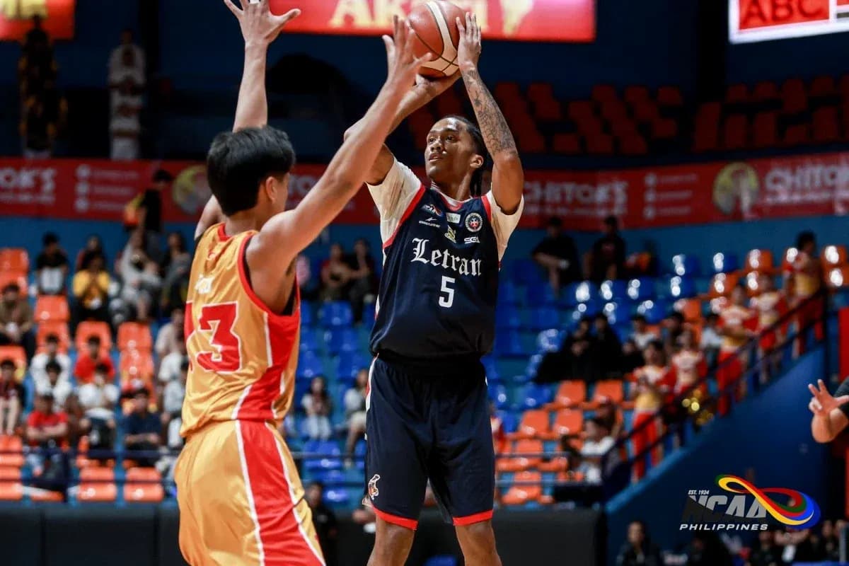 Joueur de Letran lançant le ballon au basket