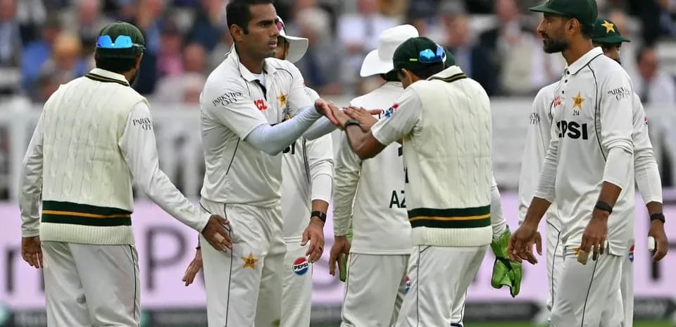 Joueurs de cricket pakistanais célébrant un wicket