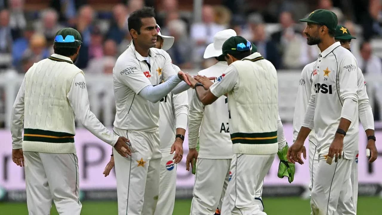 Joueurs de cricket pakistanais célébrant un wicket