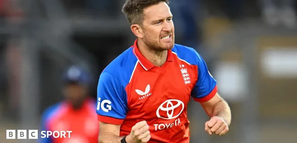 Joueur anglais célébrant après une prise de wicket