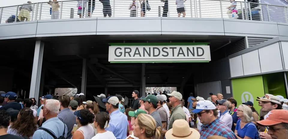 Foule devant l'entrée du Grandstand lors d'un événement