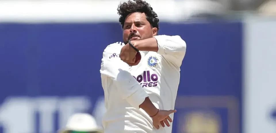 Joueur lançant la balle lors d'un match de cricket