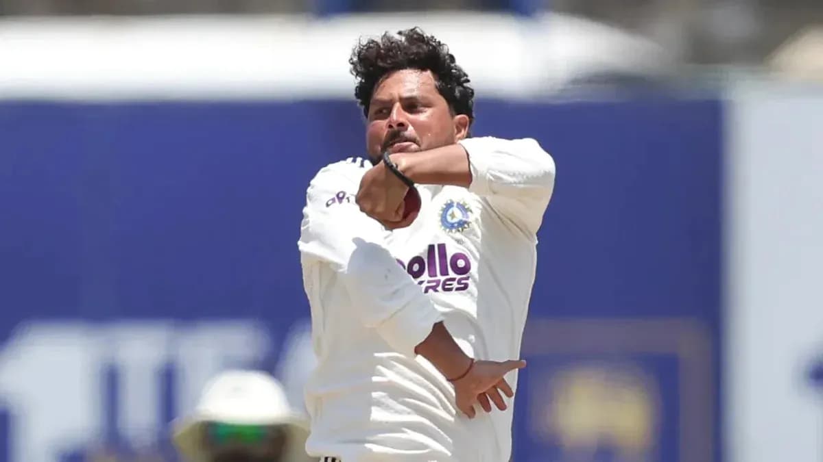 Joueur lançant la balle lors d'un match de cricket