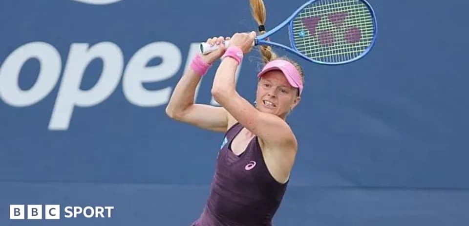Joueuse de tennis frappant la balle au Open