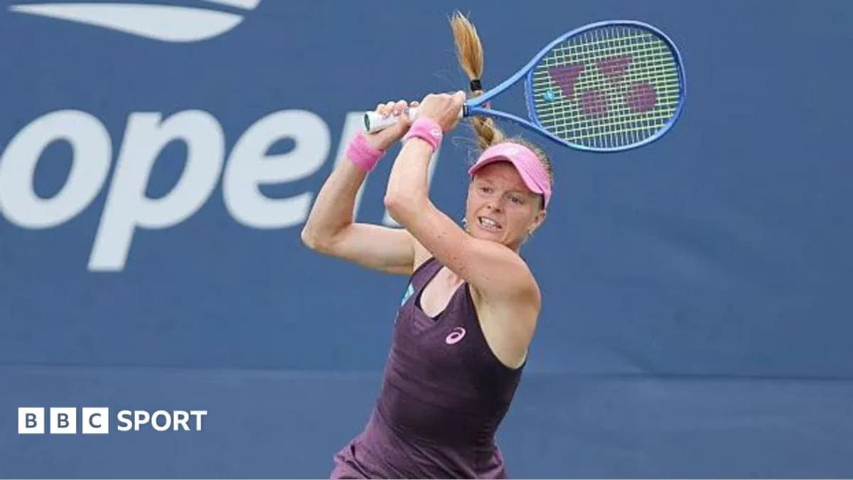 Joueuse de tennis frappant la balle au Open
