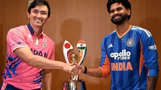 Joueurs du Japon et de l'Inde avec le trophée
