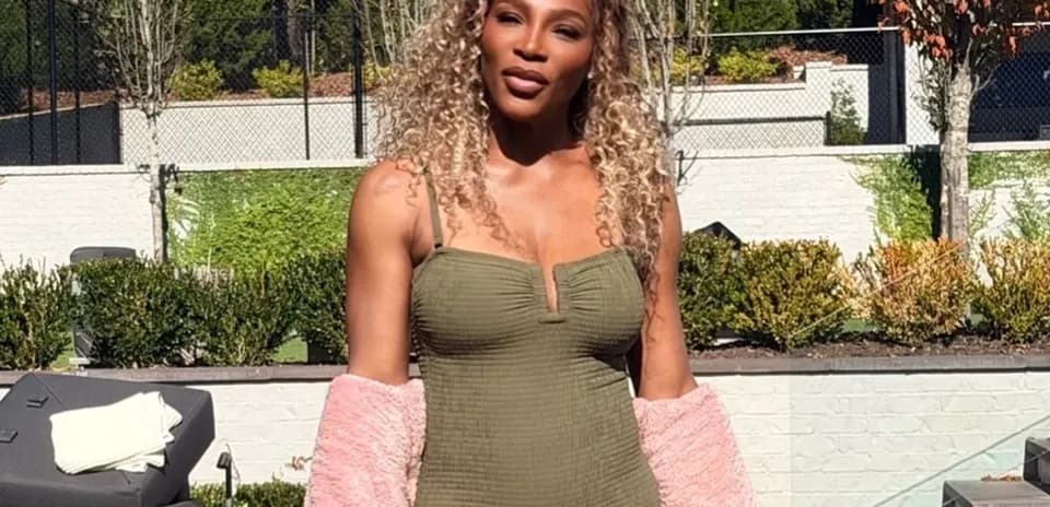 Femme en maillot de bain avec un pull rose