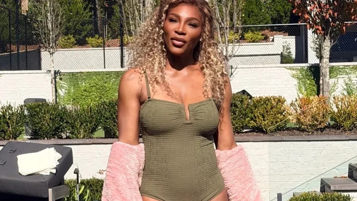 Femme en maillot de bain avec un pull rose