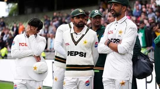 Joueurs du Pakistan en tenue de cricket sur le terrain