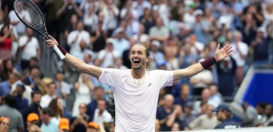 Joueur de tennis célébrant sa victoire devant le public