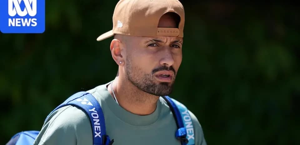 Joueur de tennis avec sac à dos et casquette