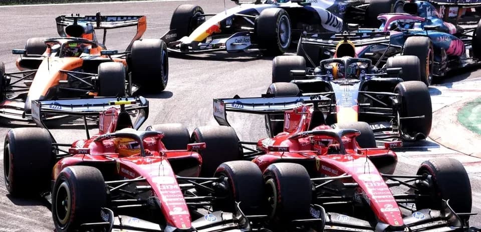 Deux voitures Ferrari en course avec d'autres équipes