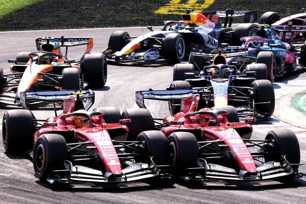 Deux voitures Ferrari en course avec d'autres équipes