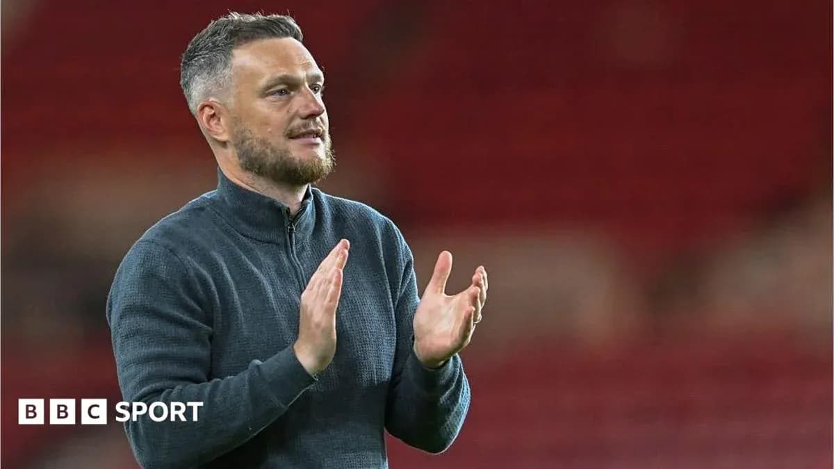 Entraîneur applaudissant après un match au stade