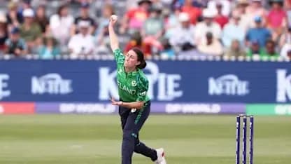 Joueuse d'Irlande lançant la balle lors d'un match