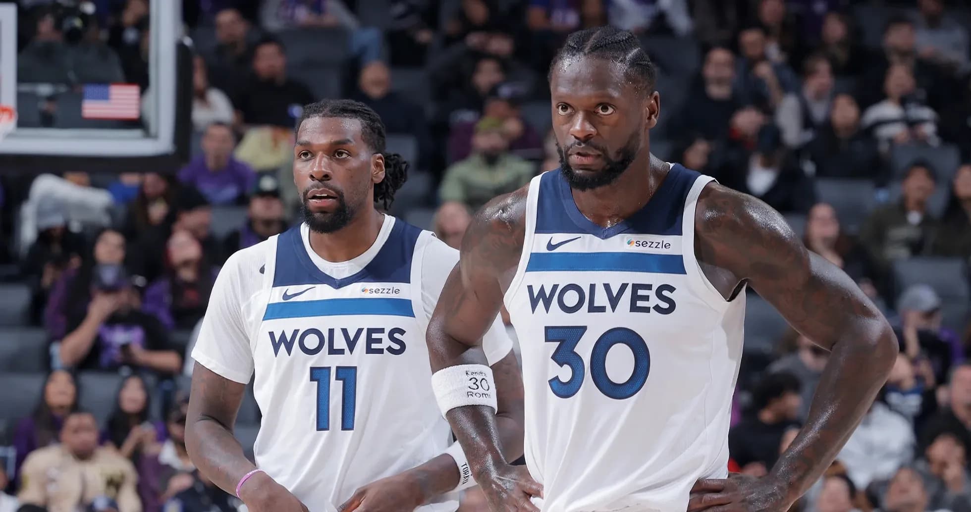 Deux joueurs des Wolves sur le terrain lors du match