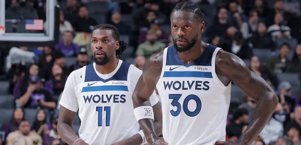 Deux joueurs des Wolves sur le terrain lors du match