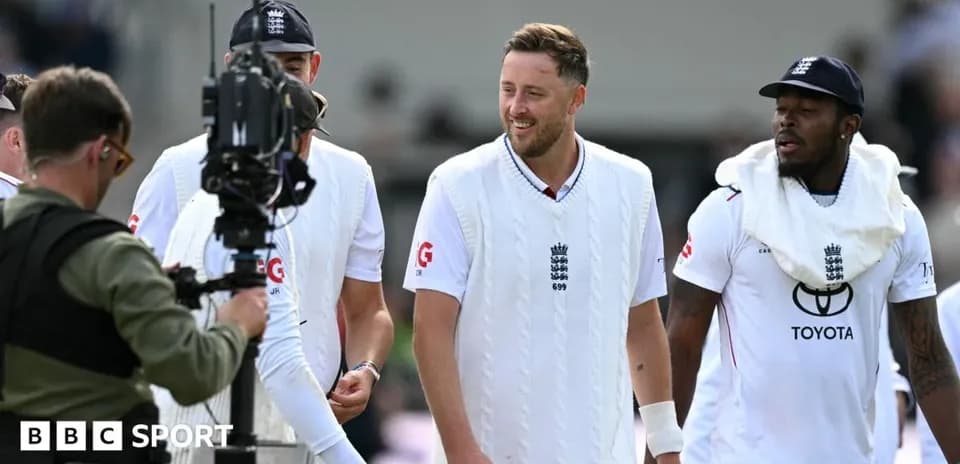 Joueurs de cricket anglais marchant vers la caméra