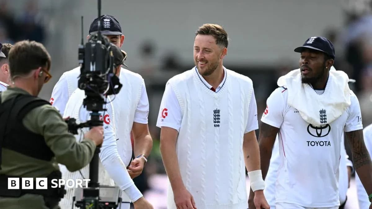 Joueurs de cricket anglais marchant vers la caméra