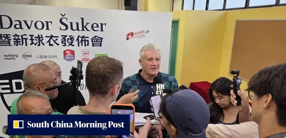 Davor Šuker lors d'une conférence de presse entouré de journalistes