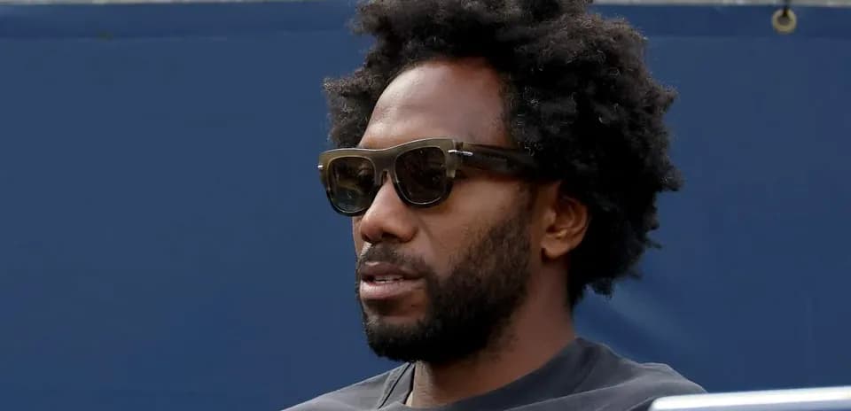 Homme portant des lunettes de soleil en tribune