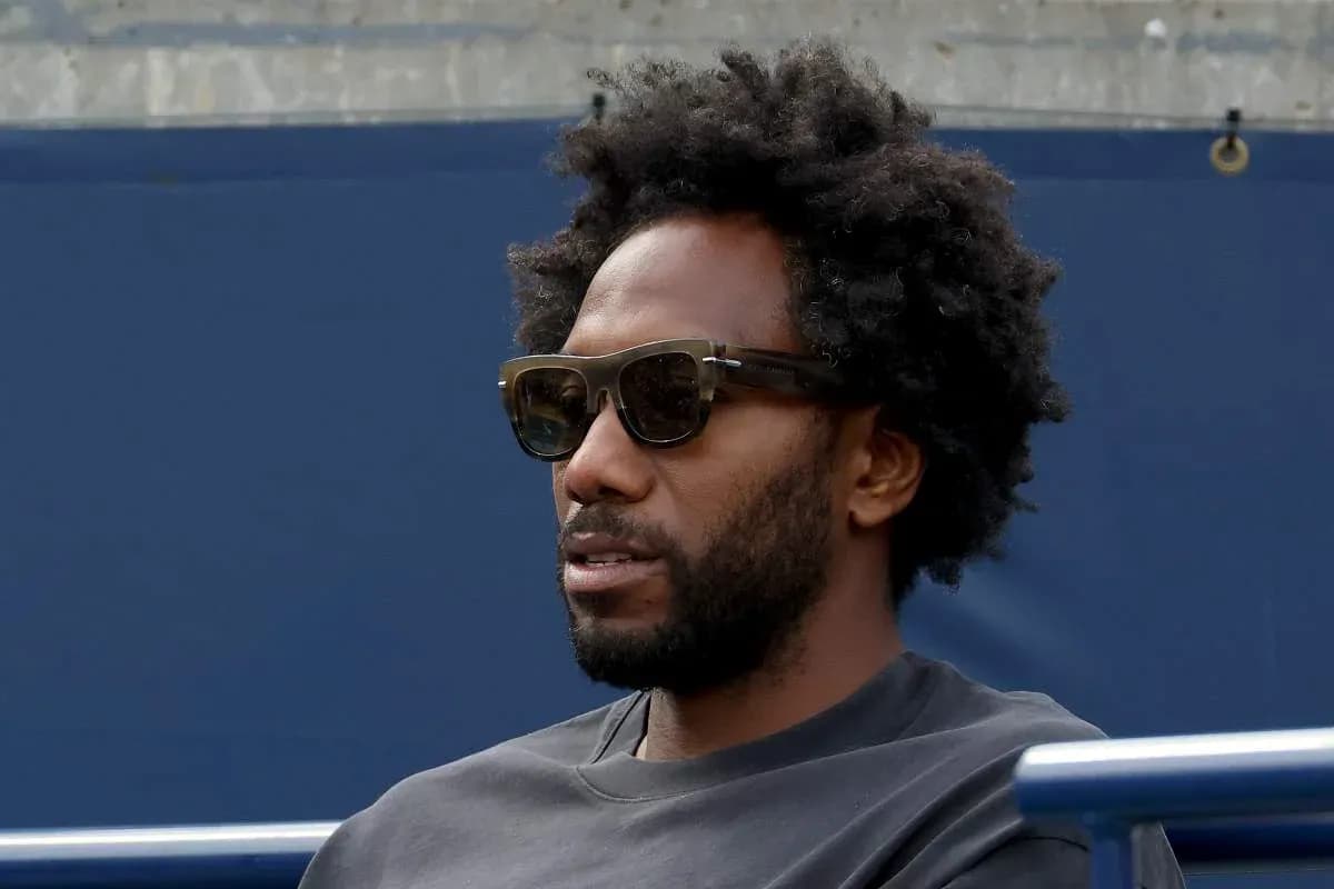 Homme portant des lunettes de soleil en tribune