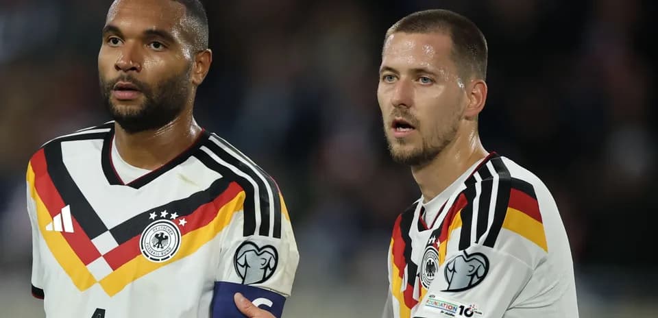Joueurs allemands en discussion sur le terrain