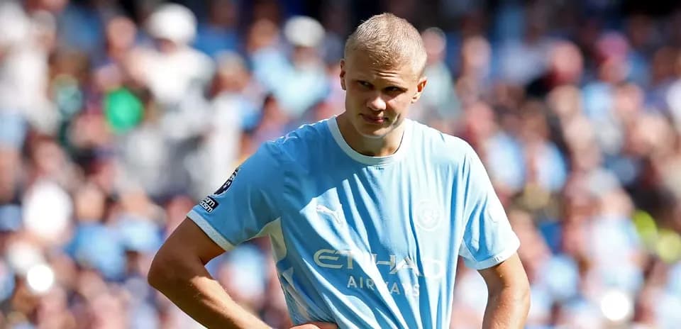 Joueur de Manchester City sur le terrain avec foule en arrière-plan