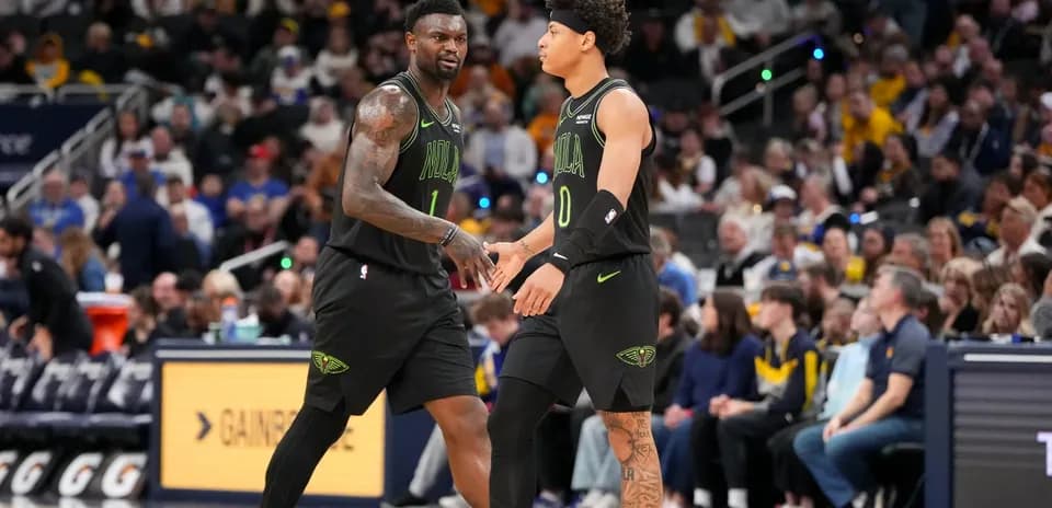 Deux joueurs de basket échangeant un high five sur le terrain