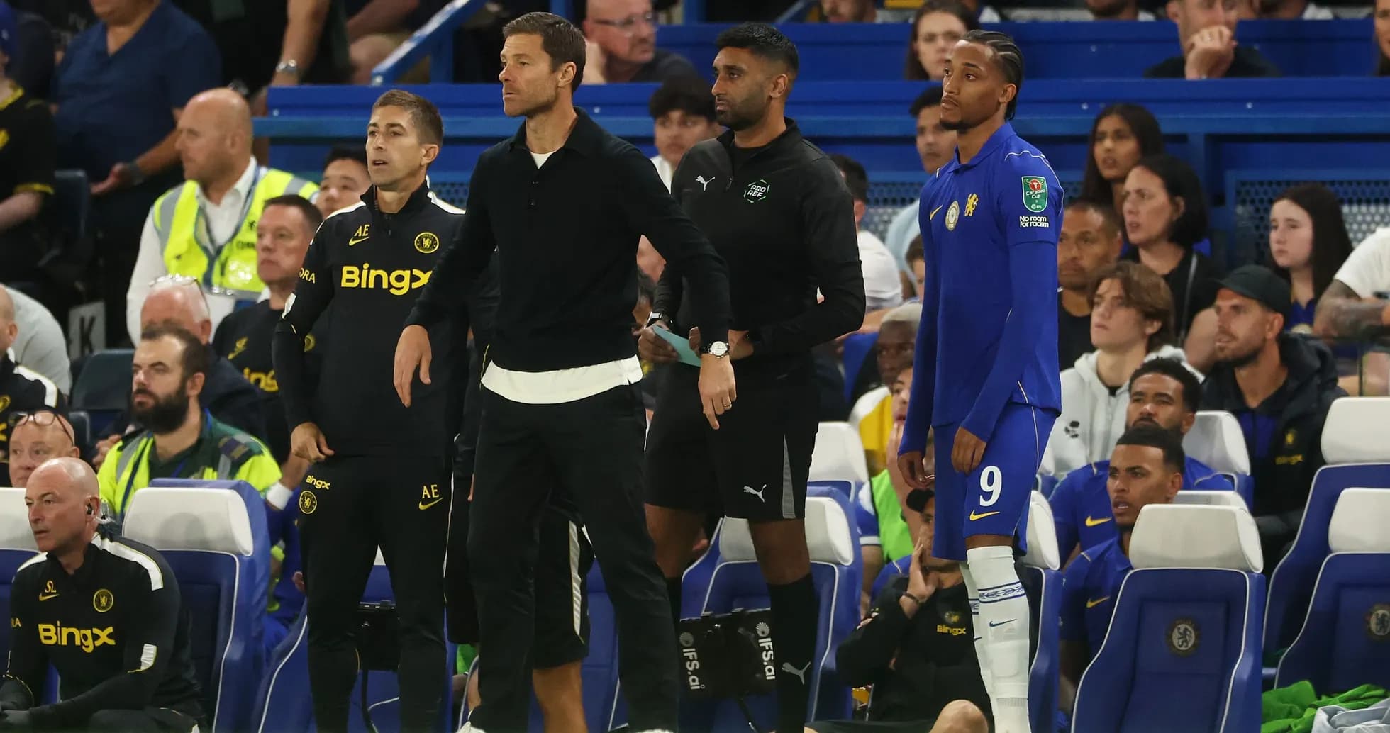 Entraîneurs et joueur sur le banc de touche