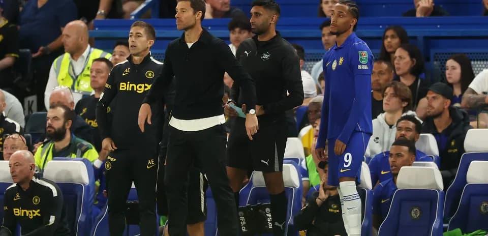 Entraîneurs et joueur sur le banc de touche