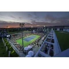 Vue aérienne d'un court de tennis avec spectateurs