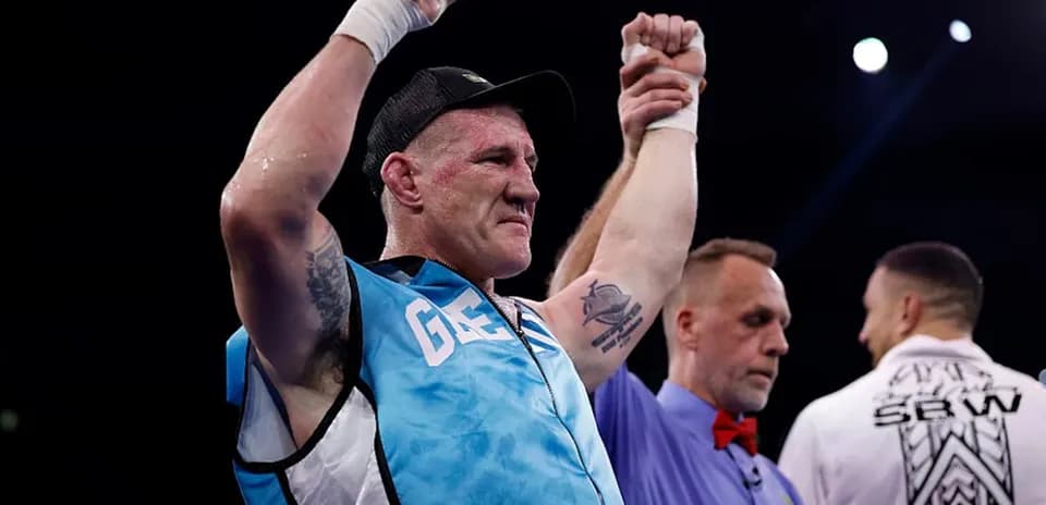 Boxeur levant les bras après sa victoire dans le ring