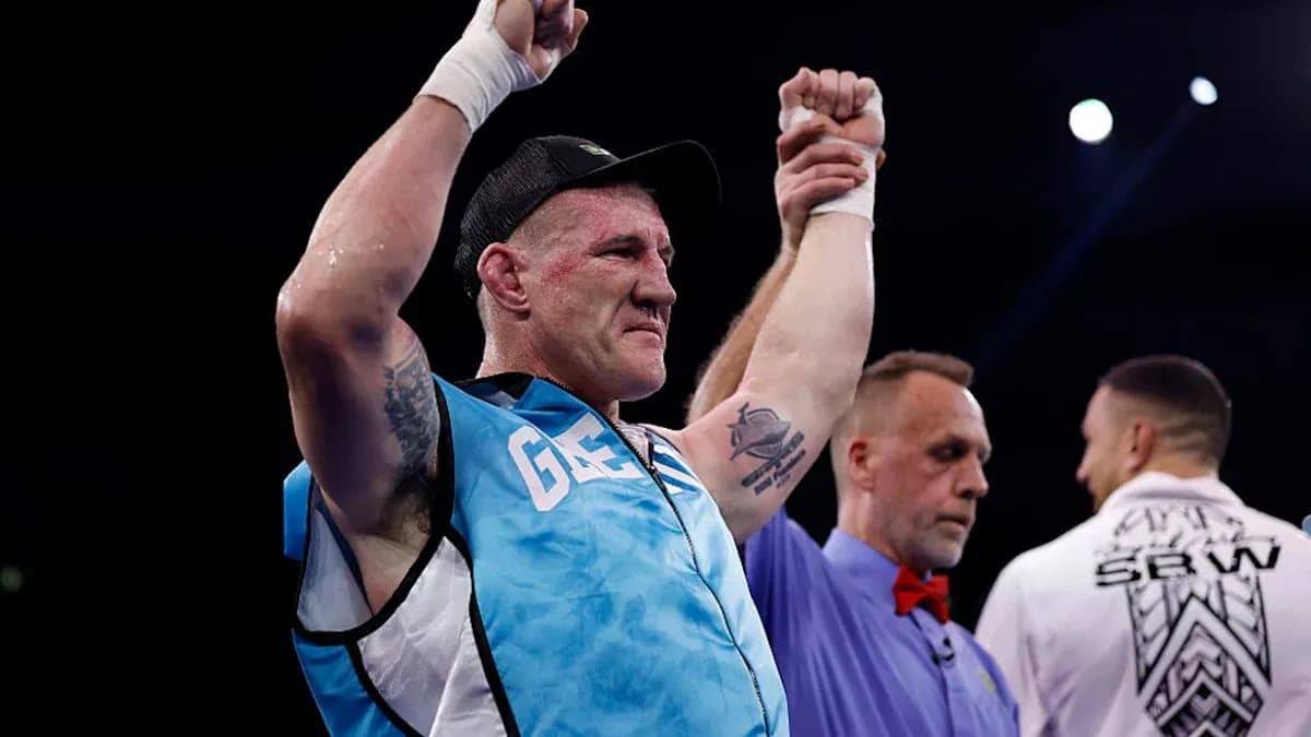 Boxeur levant les bras après sa victoire dans le ring