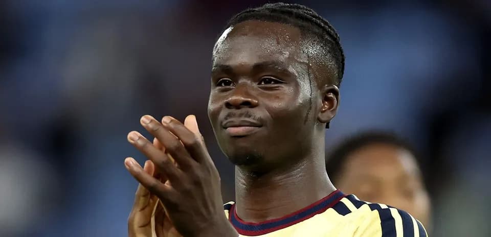 Joueur applaudissant après un match de football