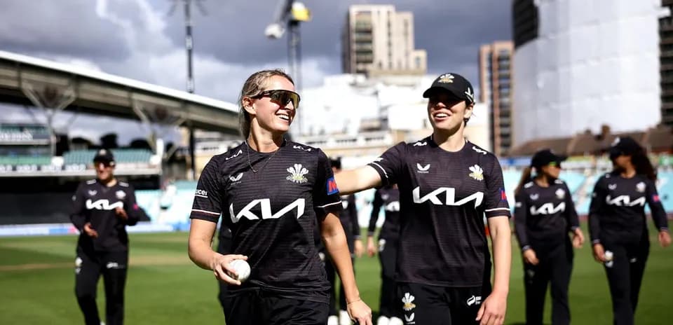 Joueuses de cricket souriantes sur le terrain