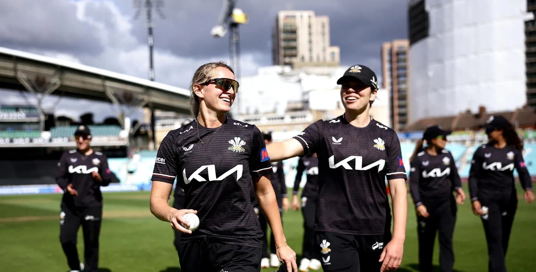 Joueuses de cricket souriantes sur le terrain